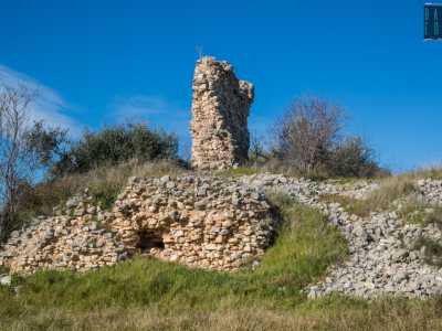 Sul muro si distinguono delle fessure che rappresentavano le antiche feritoie, mentre la base � contraddistinta da un�apertura ormai ostruita che ricorda una finestra